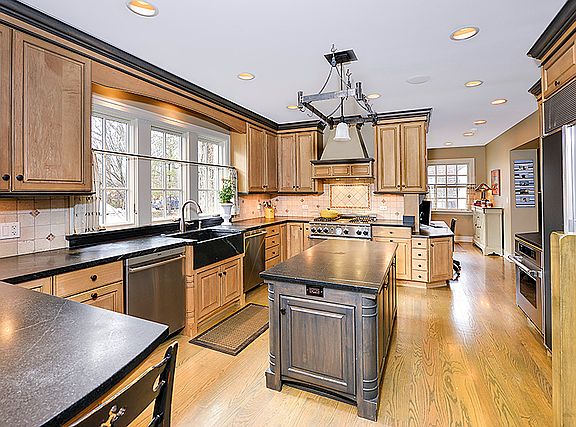 5th image of 545 Thornwood Ln
