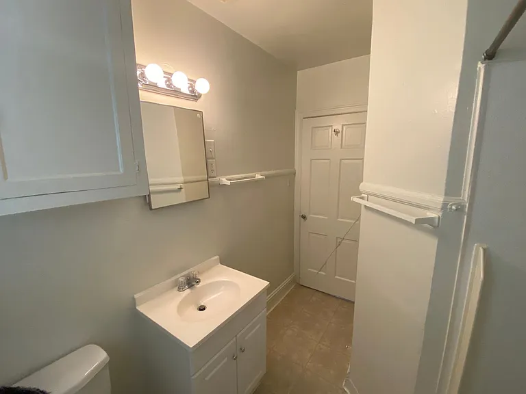 Adorable 1 Bedroom Duplex in Old West Durham - Walk to 9th St! — Photo 12