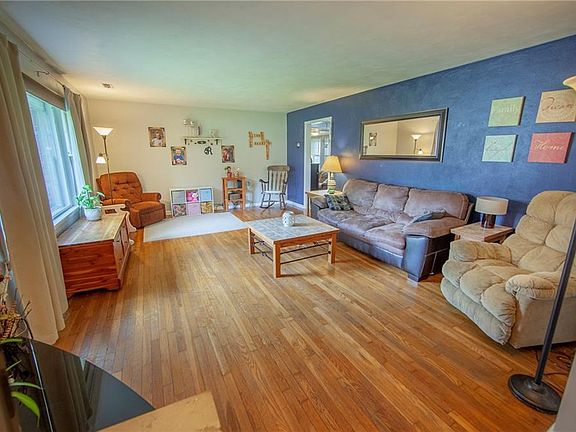 4th image of 1103 Greenbriar Dr