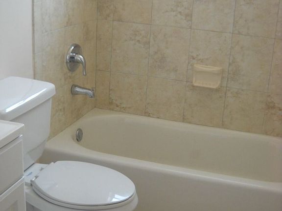 5th image of 1075 NE 39th St APT 205