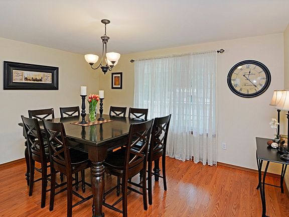 3rd image of 8185 Autumn Hills Pl NE