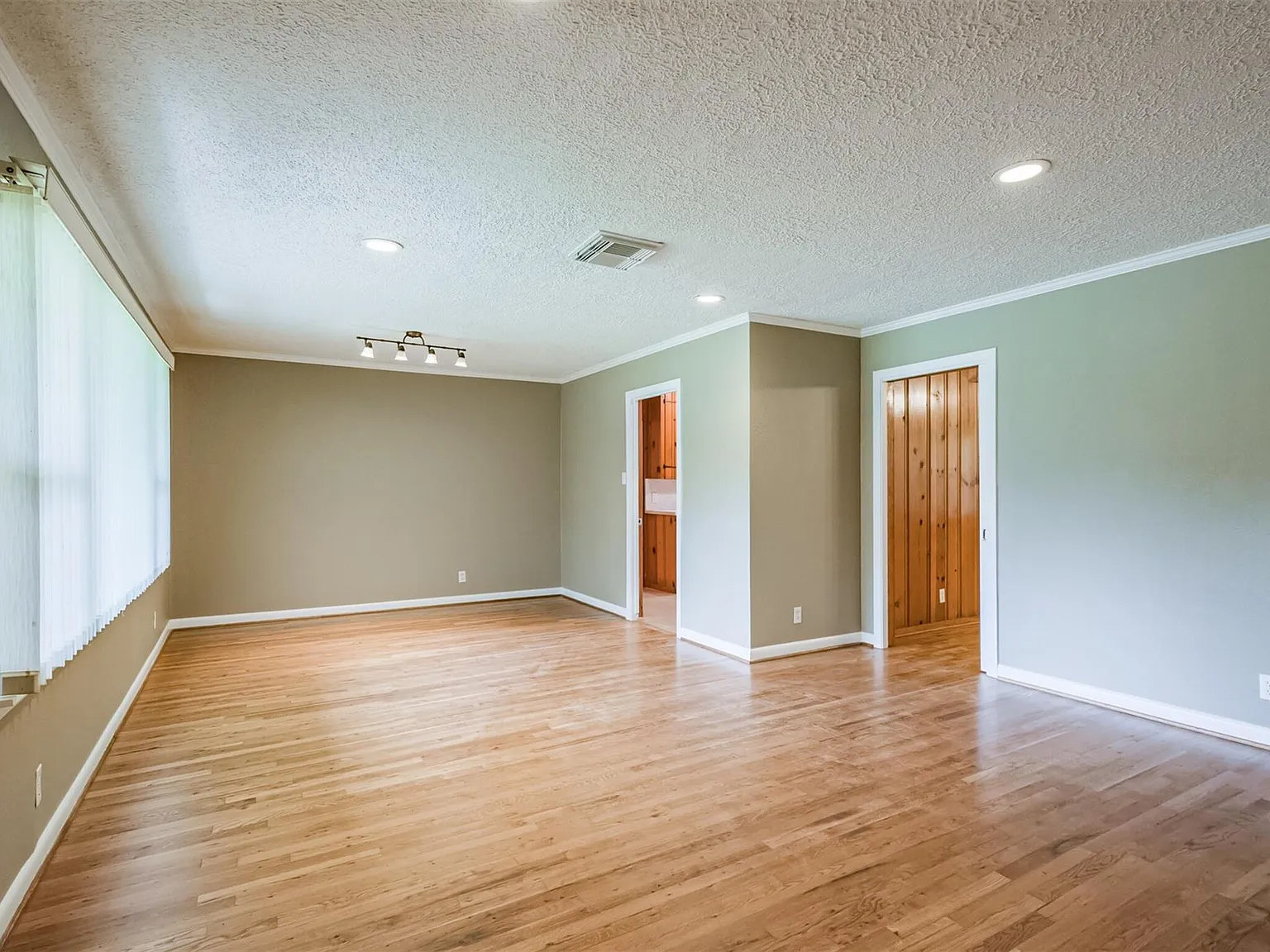 3 bed, 2.0 bath, 1752 sqft, $2,200 — Photo 2
