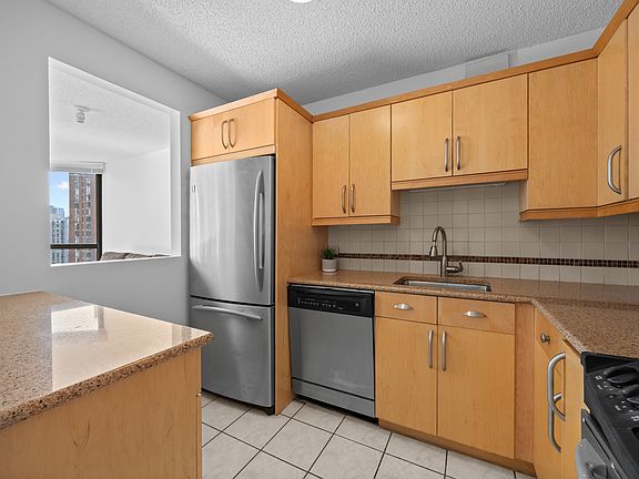 3rd image of 33 W Delaware Pl APT 20G
