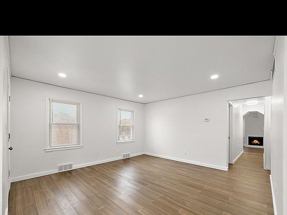 3rd image of 2098 Moorhouse St