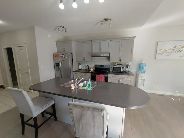 Spacious 4-Bedroom with 3.5 Bathrooms! — Photo 2