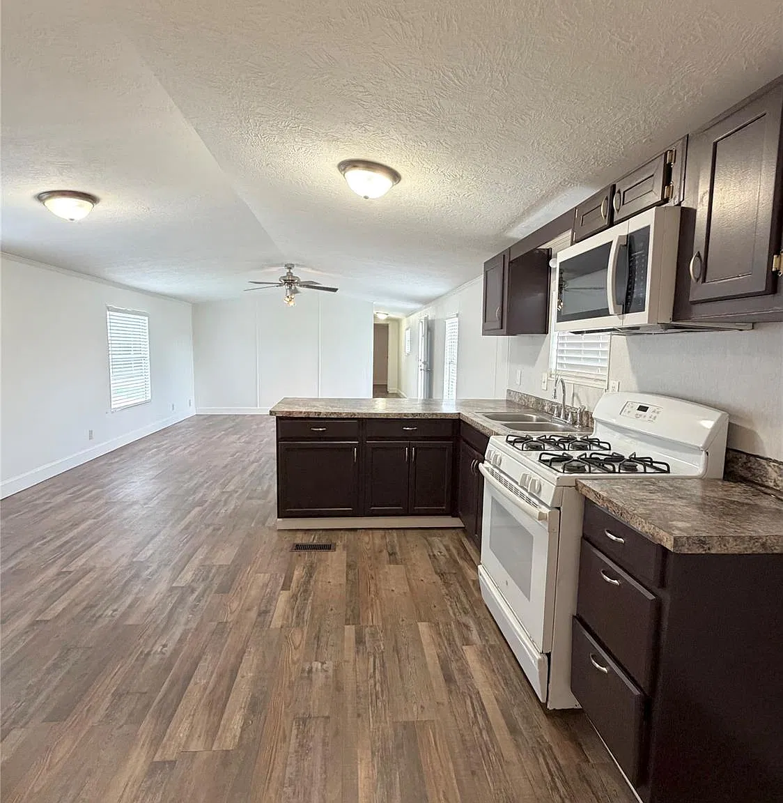 3 bed, 2.0 bath, 1216 sqft, $1,500 — Photo 3