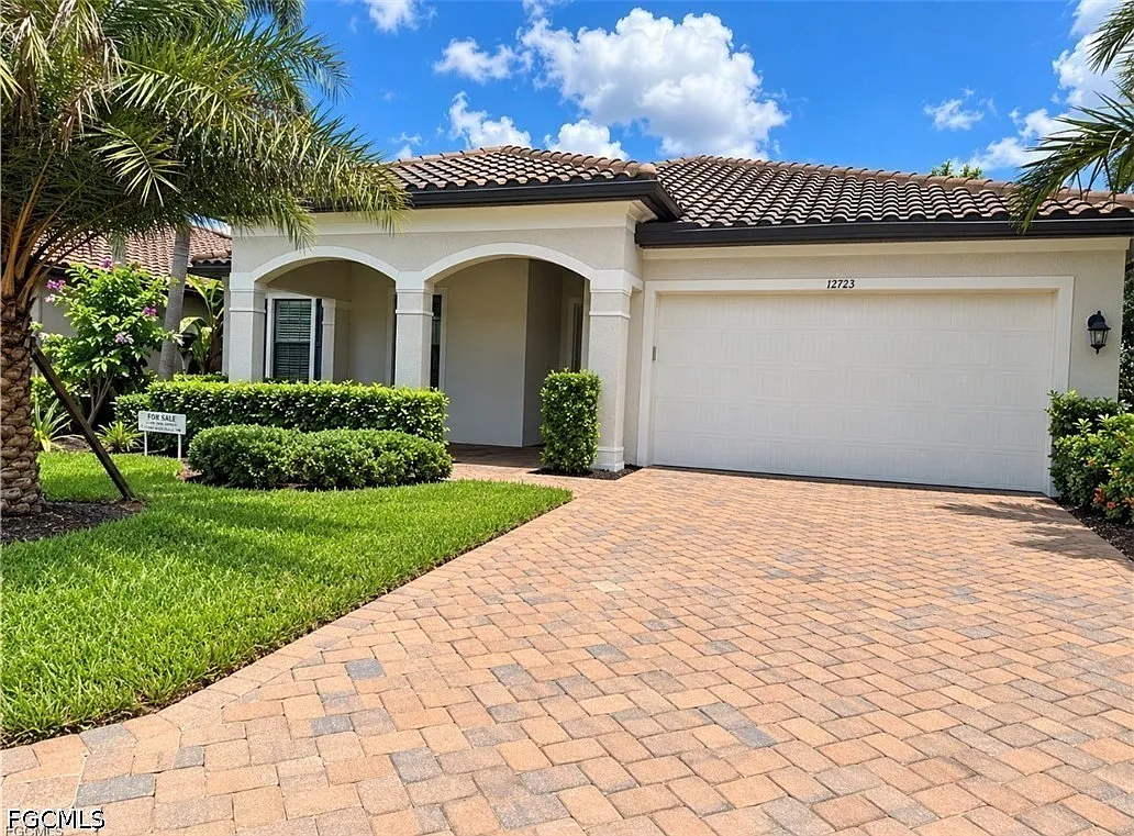 3 bed, 2.5 bath, 2312 sqft, $2,900 — Photo 1