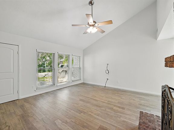 5th image of 19 Still Glen Ct