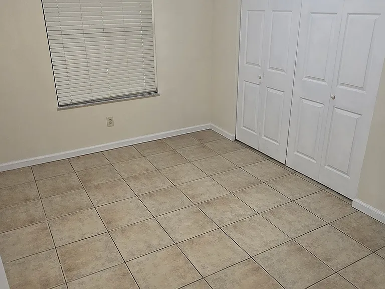 176 N Roscoe Blvd — Photo 18