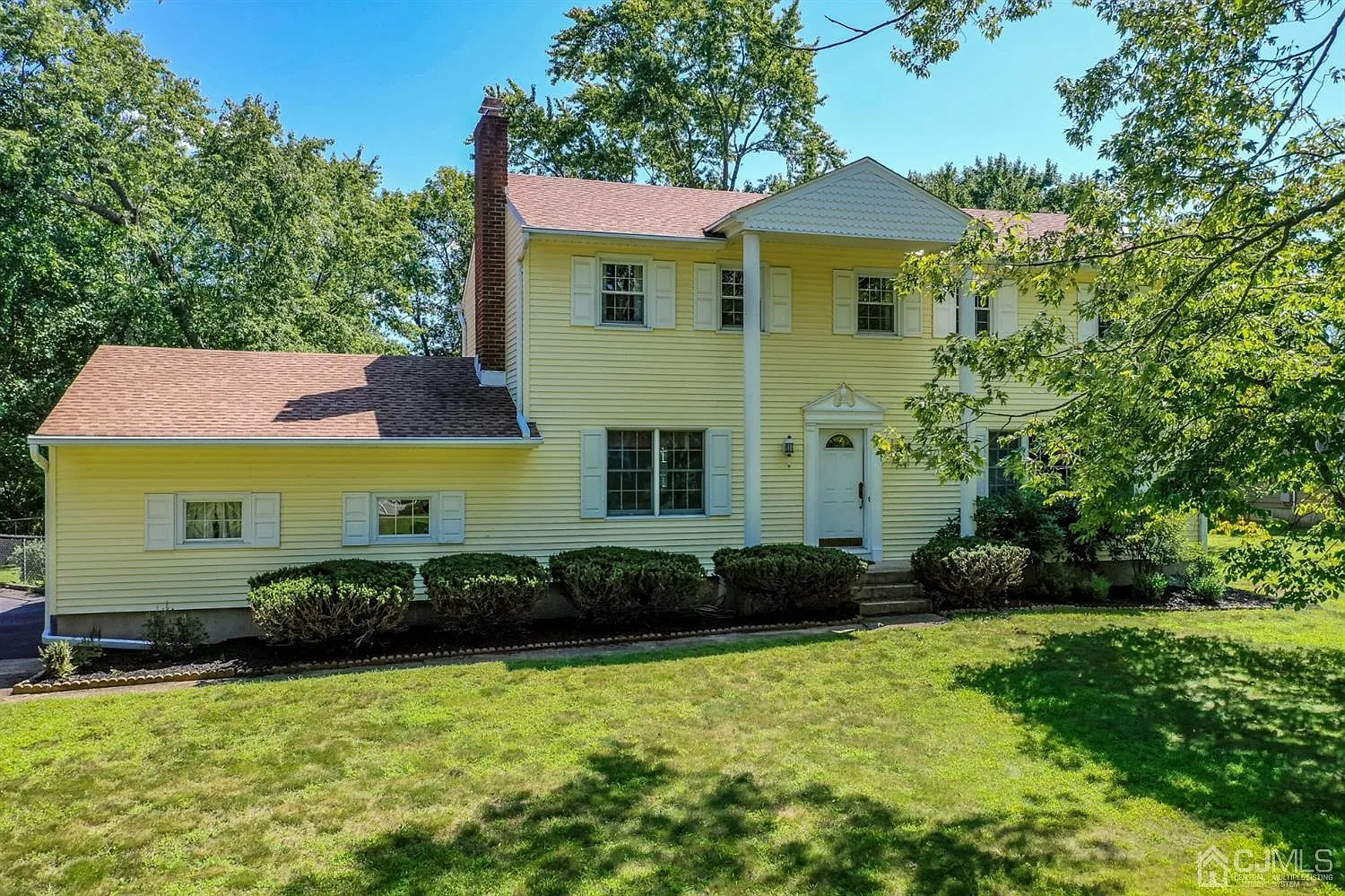 18 Broadmoor Dr photo 1