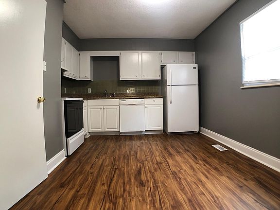 2nd image of 2727 Arbor Pl #D-27