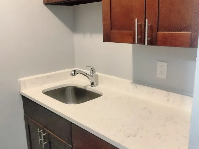 Laurel Manor — Photo 2