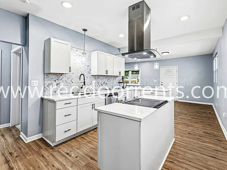 3146 Broadway St — Photo 5