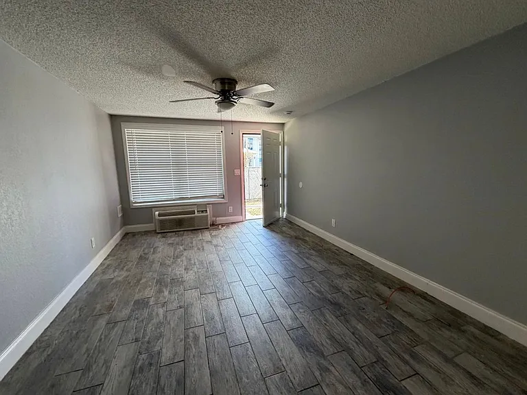 Strawberry Place Apartments — Photo 16