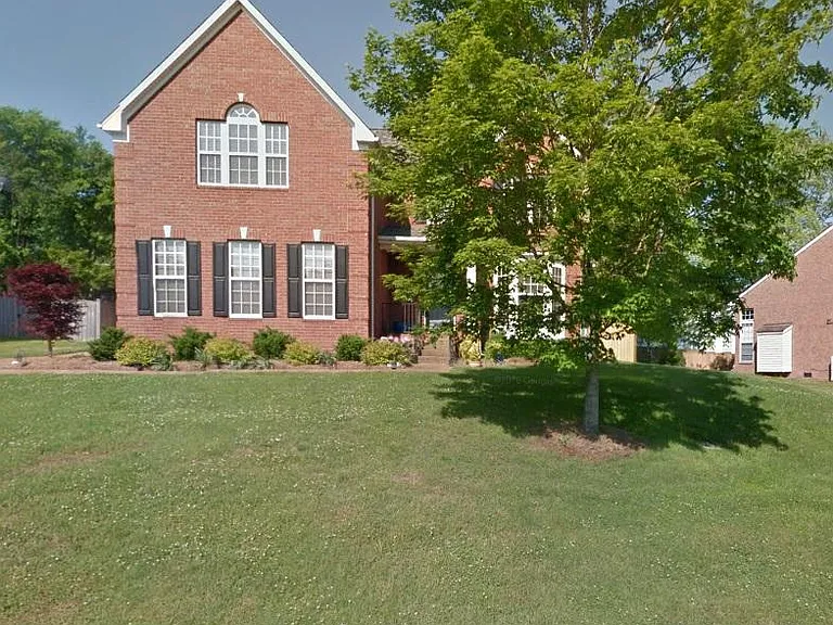 305 Sweetwater Ct — Photo 2