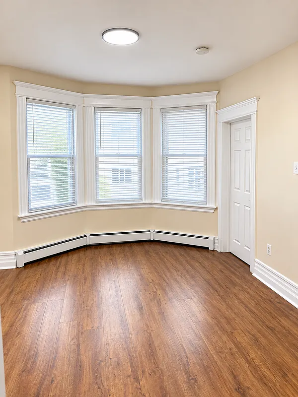 3 bed, 1.0 bath, 1284 sqft, $2,550 — Photo 3