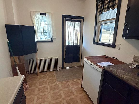 4th image of 1009 W Arch St