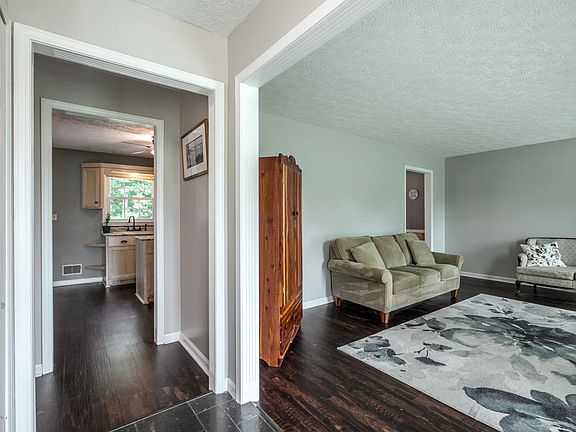 5th image of 5004 Garden Dr