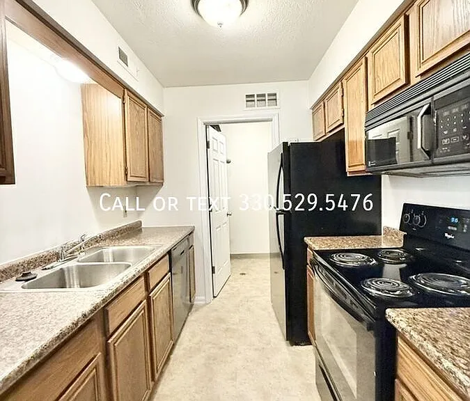 408 W Maple St #F — Photo 8