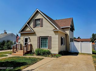 809 8th St NE, Devils Lake, ND 58301