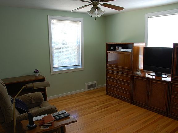 1st Floor Bedroom/Den