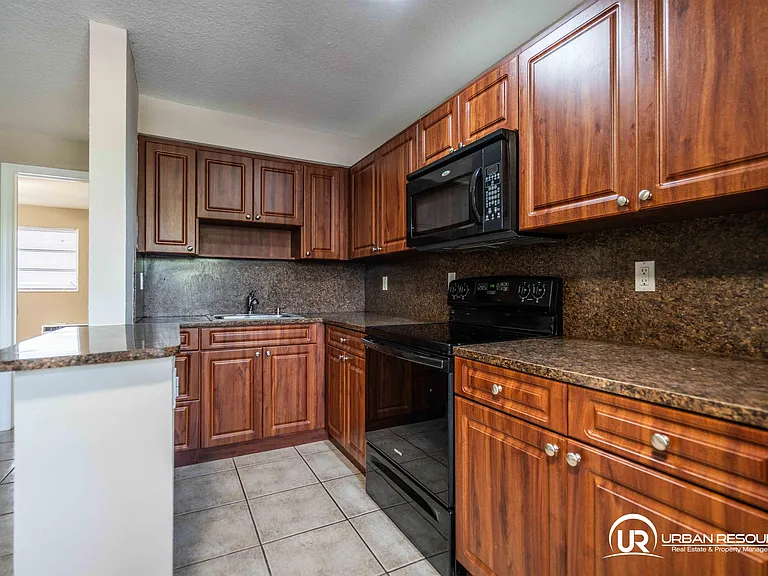 715 NE 6th St #9 — Photo 8