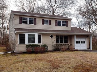 41 Suffolk Rd, Hampton Bays, NY 11946