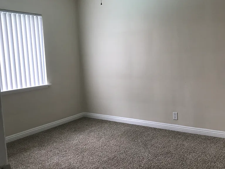 Chateau Laurel Apartments — Photo 15