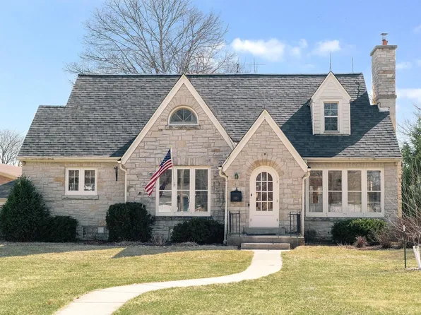 129 Grand AVENUE, Thiensville, WI 53092