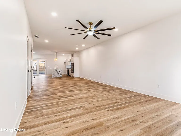 923 E Oak St — Photo 11
