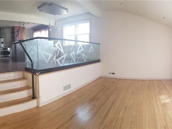 3rd image of 14 Hamilton Dr