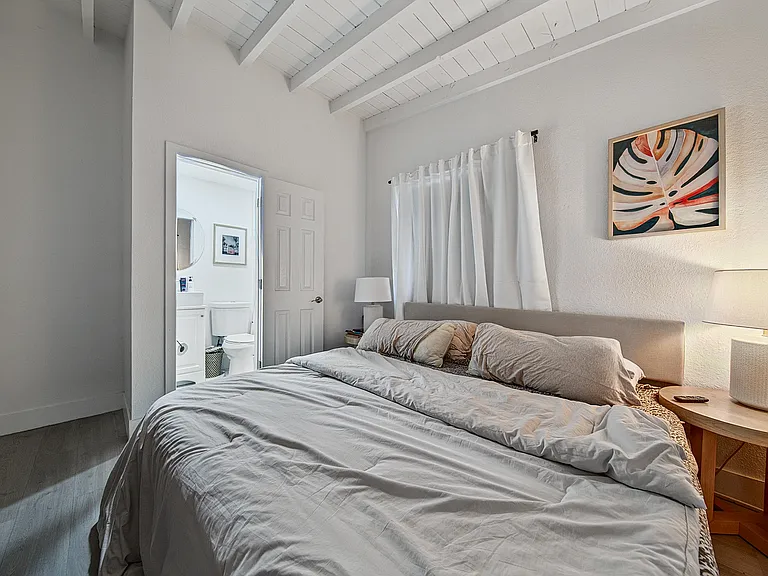 140 SE 9th Ave — Photo 9