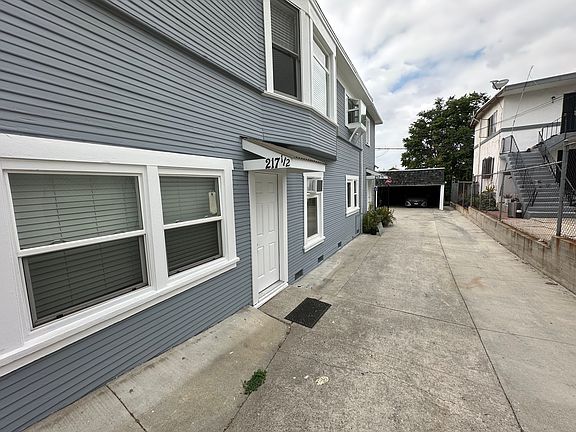 2nd image of 217 N Burlington Ave Unit 1/2