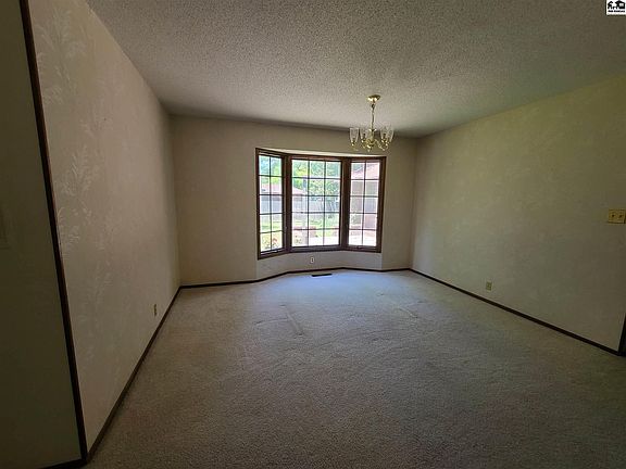 4th image of 2403 Westminster Dr