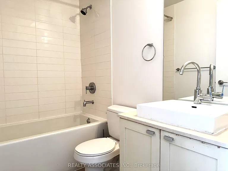 105 The Queensway #813 — Photo 4