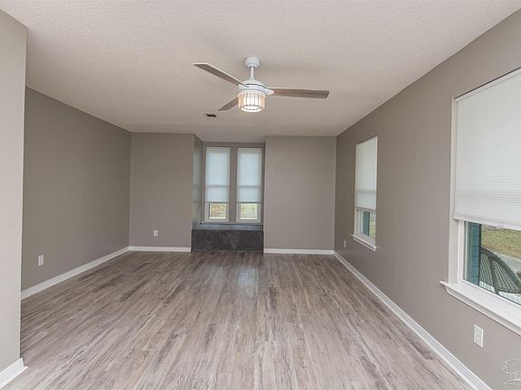 3rd image of 4940 Tangen St