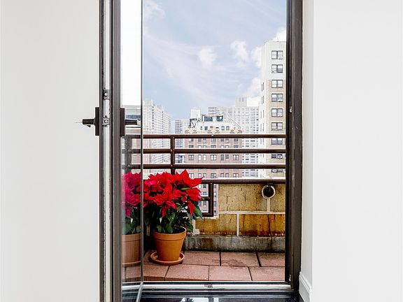 4th image of 253-263 W 73rd St #13B