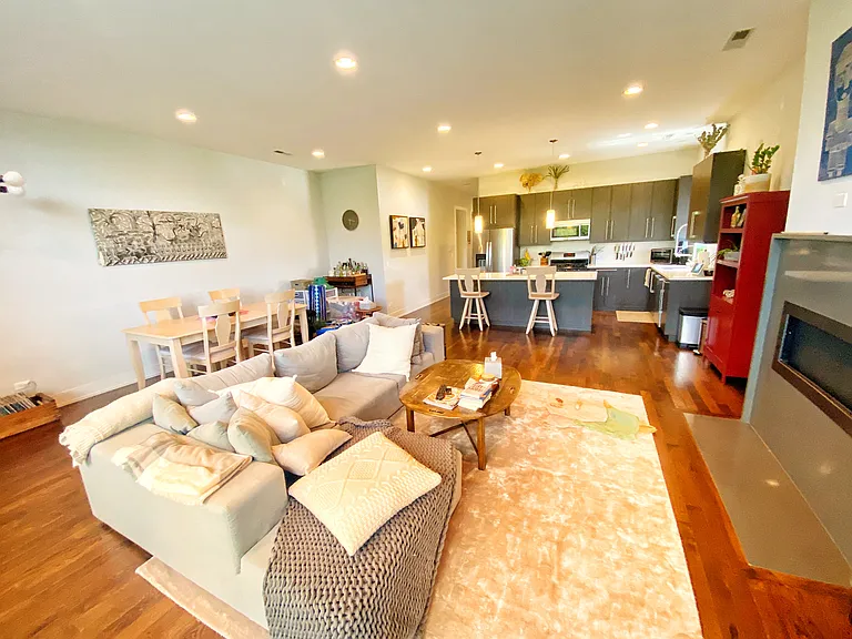 1935 N California Ave #4N — Photo 7