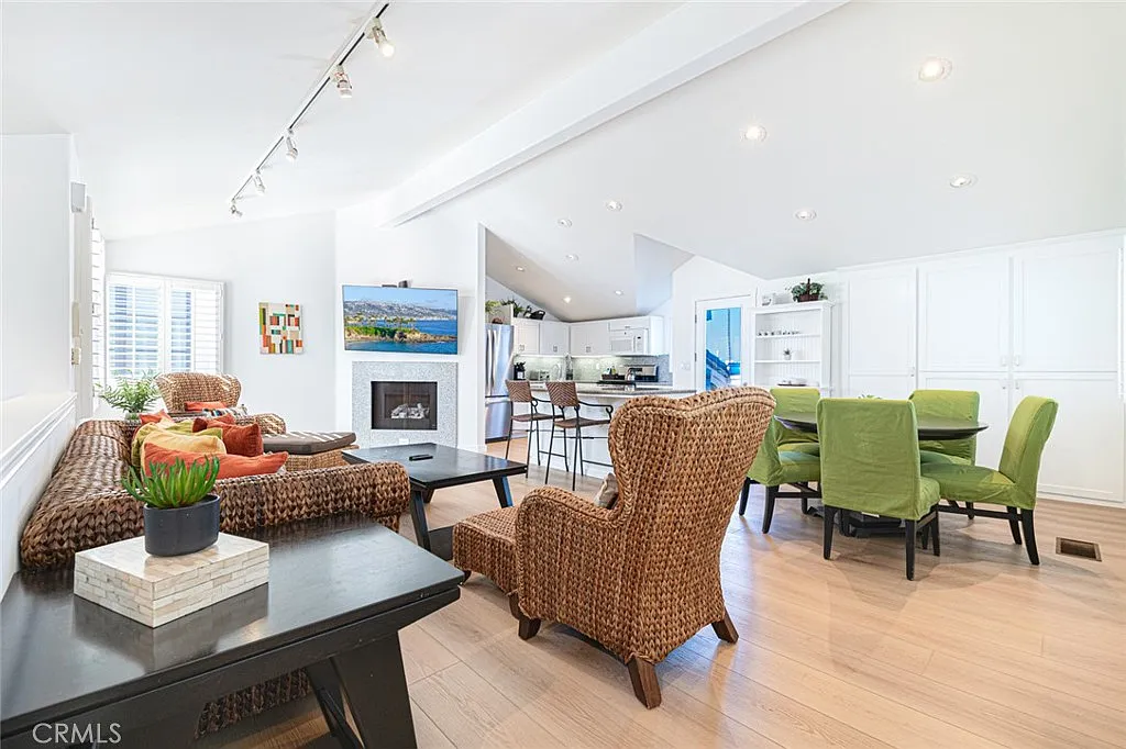 2 bed, 2.5 bath, 1496 sqft, $6,603 — Photo 2