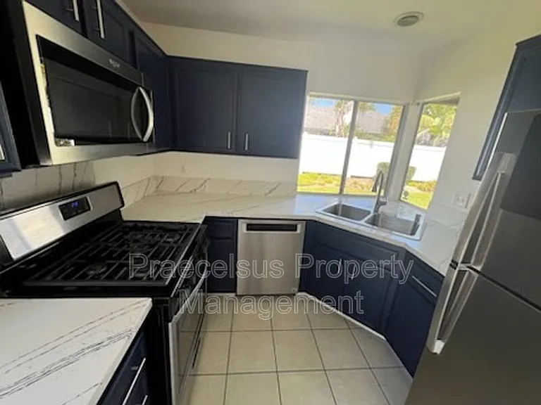 631 Hampshire Ln — Photo 9