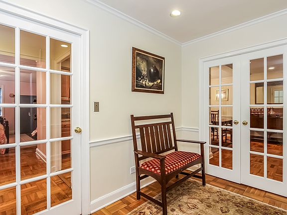 2nd image of 5 Chateaux Cir #5F