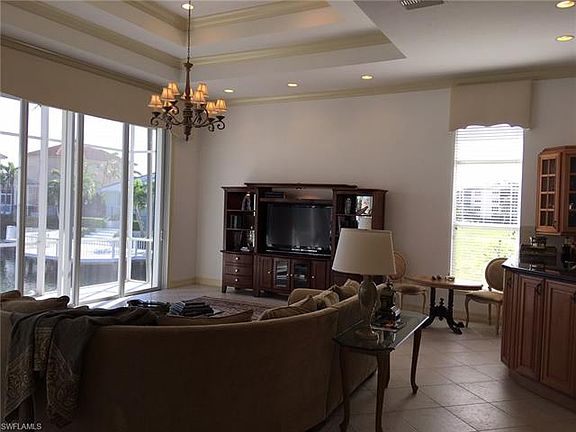 4th image of 827 Banyan Ct