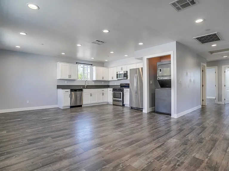 5258 1/2 E Oakland St — Photo 5