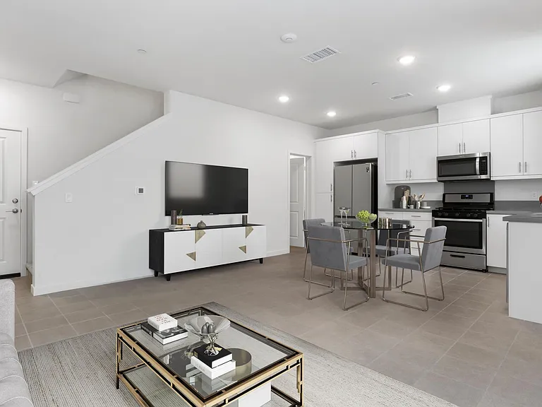 821 Blackstone Dr — Photo 2