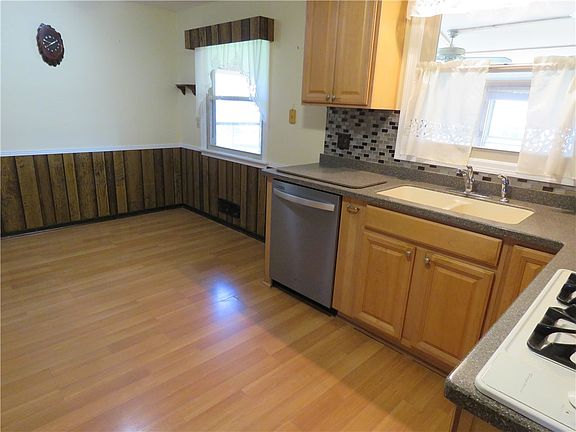 4th image of 24 Laredo Dr
