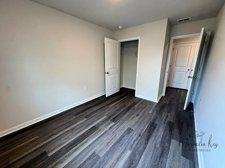 555 Gemstone Blvd — Photo 28