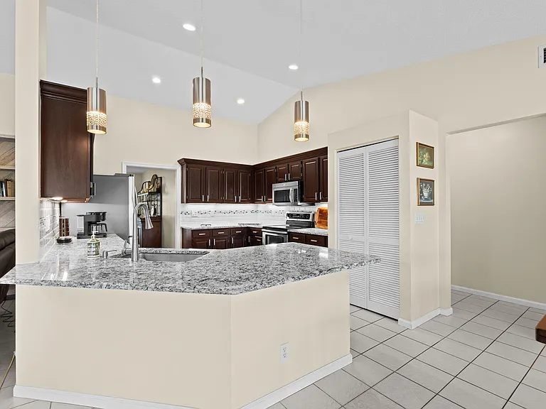 1707 Primrose Ln — Photo 13