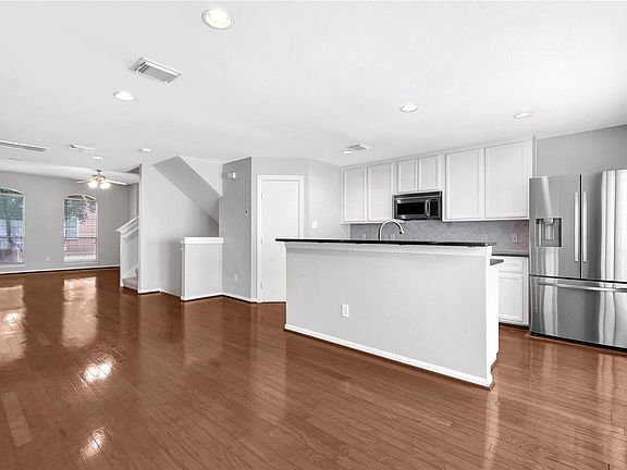 5th image of 907 E Heights Hollow Ln