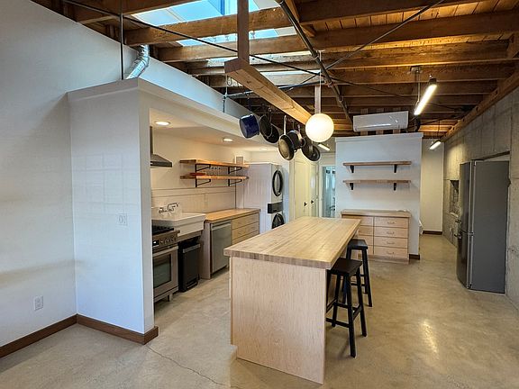 5th image of 330 W Bonita Ave #4