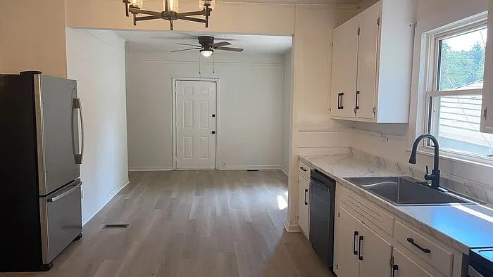 3 bed, 1.0 bath, 944 sqft, $1,395 — Photo 3